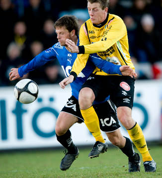Jonas Gudni Saevarsson, Halmstad, stoppar Daniel Nilsson,