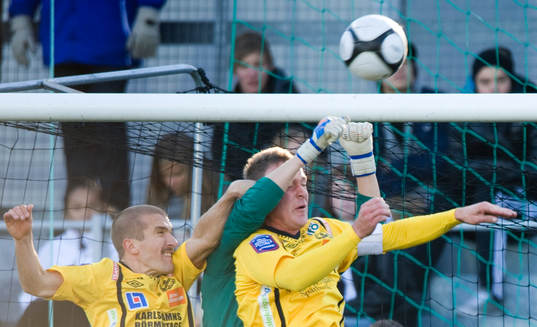 Robin Malmkvist, målvakt, Halmstad boxar undan framför