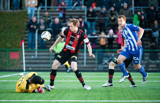 Kristoffer Nordfeldt, målvakt BP missar bollen