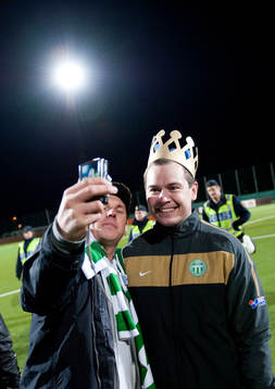 Kalle Granath, tränare Västerås firas av sina supportrar