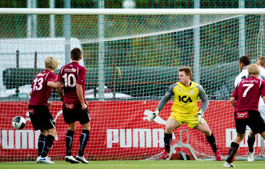 Johan Hagman, målvakt Qviding, ser bollen gå i mål