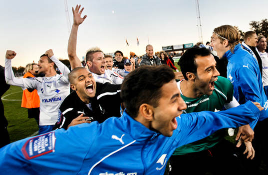 Spelarna i Norrköping firar att de fixat en plats i