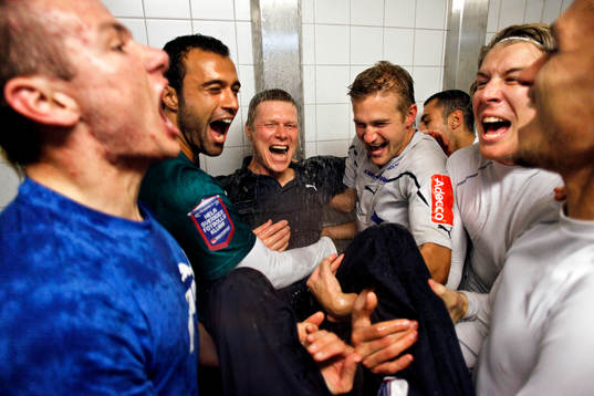 Spelarna i Norrköping firar att de fixat en plats i
