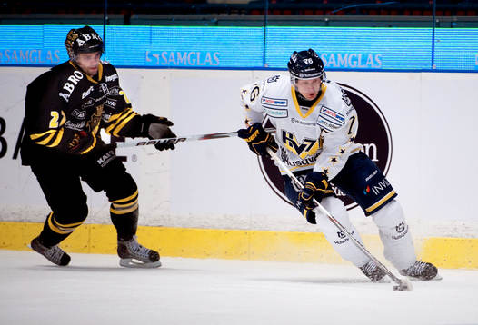 Johan Davidsson, HV71 jagas av Mattias Beck, AIK