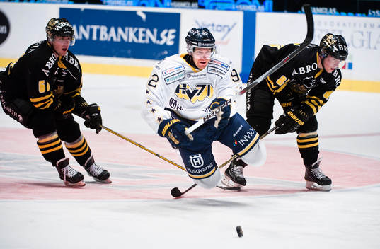 Teemu Laine, HV71 tar sig förbi men dras omkull