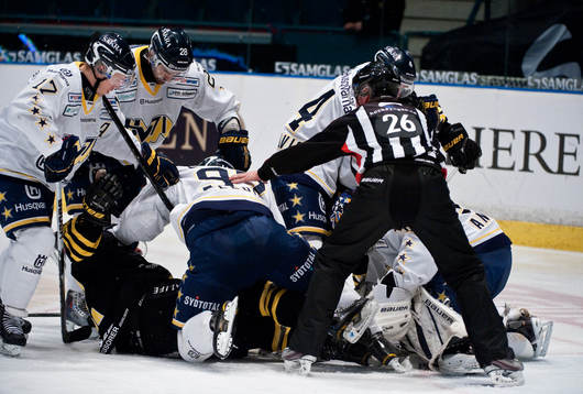 Per Ledin, HV71 brottar ned David Engblom, AIK