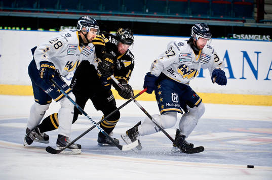David Engblom, AIK stoppas av Daniel Tahimi och Per Ledin,