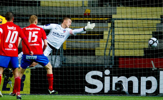 Pär Hansson, målvakt, Helsingborg ser bollen gå i mål