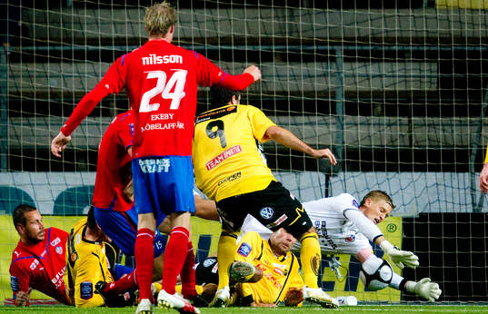 Kalabalik framför Pär Hansson, målvakt, men inget mål