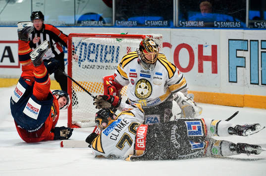 Mario Kempe, Djurgården utmanar Niklas Svedberg, målvakt