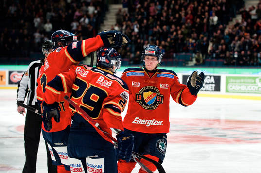 Jubel i Djurgården kramas om
