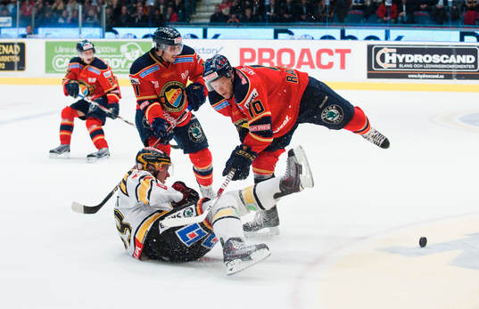 Djurgården och Marcus Ragnarsson stoppar Magnus Kahnberg,
