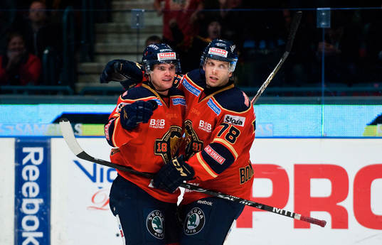 Oscar Eklund kramas om av Josef Boumedienne