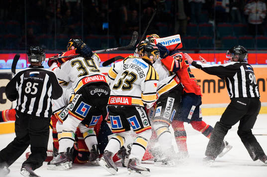 Niklas Svedberg, målvakt Brynäs ger sig in i bråk men