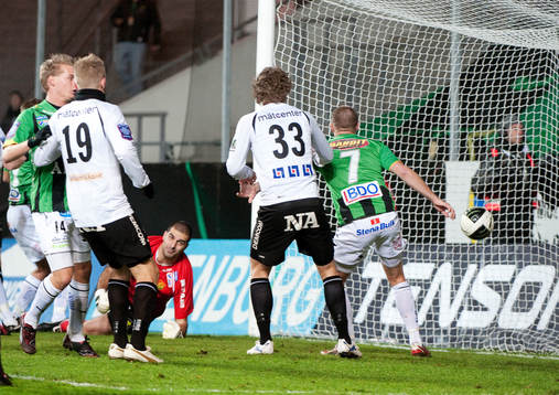 Örebro gör 0-1 genom att Gais gör självmål. Dime