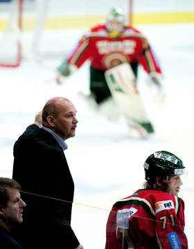 Kent Johansson, tränare, Frölunda, plockar ut målvakten