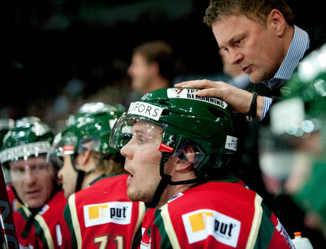 Toni Koivisto, Frölunda, klappas om av assisterande