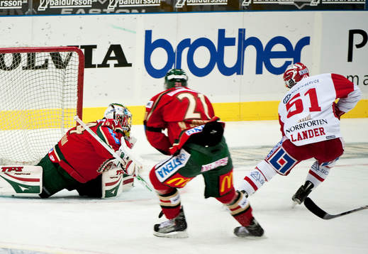 Anton Lander, Timrå, gör 0-1. Joakim Lundström, målvakt