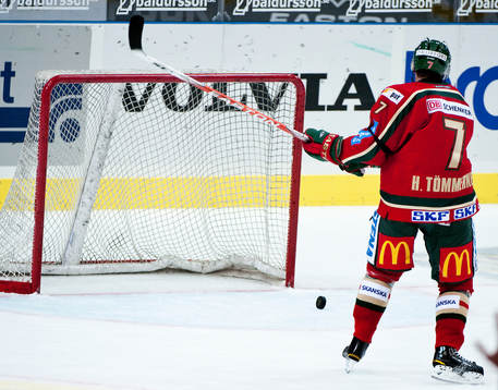 Henrik Tömmernes, Frölunda, sopar iväg pucken