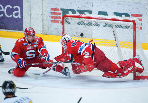 Kvitteringen 1-1 går in bakom Pontus Sjögren, målvakt