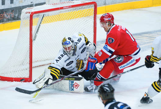 Viktor Fasth, målvakt AIK stoppar Linus Videll,