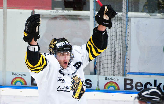 Josh MacNevin, AIK jubel