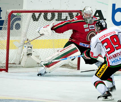 Johan Holmqvist, målvakt Frölunda, räddar öppet läge.