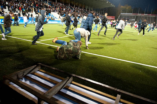 Norrköpingsfansen stormar planen på slutsignal