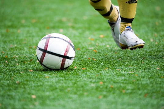 Fot, fötter, boll, fotboll, gräs, gräsmatta
