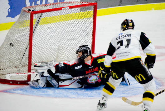 Kalle Olsson, Västerås, gör 1-2 bakom Markus Svensson,