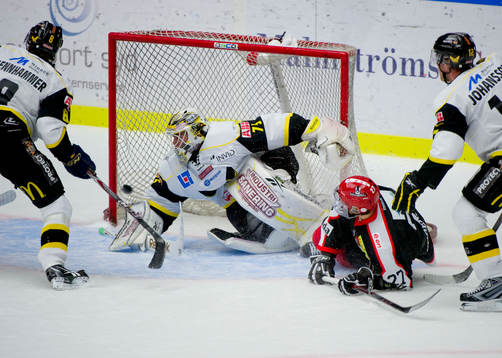 Carl Söderberg, Malmö jobbar fram pucken framför Johan