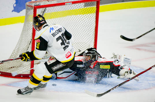 Markus Svensson, målvakt Malmö räddar ett friläge från