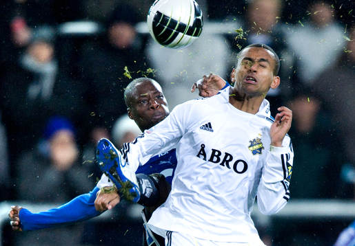 Joe Sise, Halmstad, sparkar högt mot Walid Atta, AIK