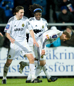 Straff, 0-2, straffskytten Kenny Pavey grattas av Nils-Eric