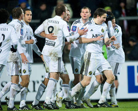 Straff, 0-2, straffskytten Kenny Pavey grattas av Nils-Eric