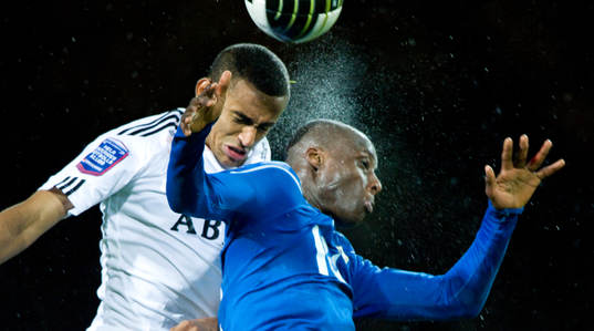 Walid Atta, AIK och Joe Sise, Halmstad. Nick, nickduell