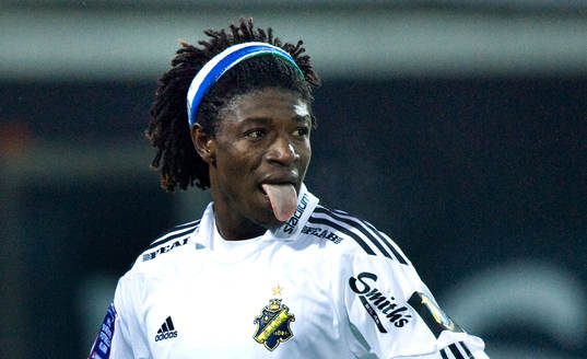 Mohamed Bangura, AIK, räcker ut tungan