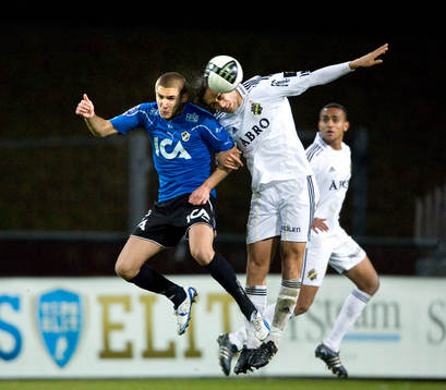 Guri Baqaj, Halmstad och Niklas Backman, AIK. Nickduell