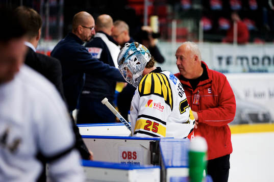 Thomas Greiss, målvakt, Brynäs, åker av isen