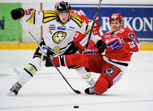 Mattias Ekholm, Brynäs, trycker undan Pekka Saarenheimo,