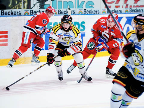 Calle Järnkrok, Brynäs, kontrollerar pucken
