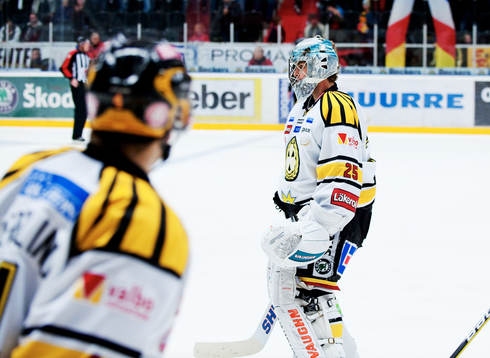 Thomas Greiss, målvakt, Brynäs, åker av isen