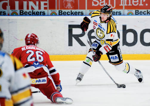 Mattias Ekholm, Brynäs, skjuter mot mål