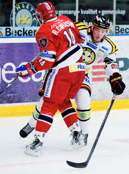 Robert Carlsson, Södertälje, tacklar Emil Sandin, Brynäs