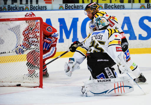 Ryan Lasch, Södertälje, gör 4-1 bakom Thomas Greiss,