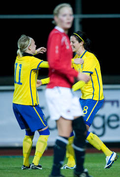2-0 Lotta Schelin som grattas av Linnea Liljegärd och