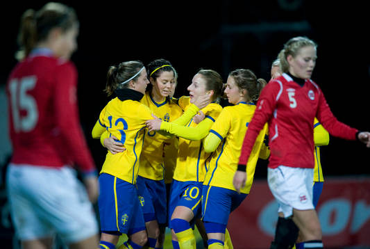 3-1, Lotta Schelin som grattas av bl.a. Antonia Göransson