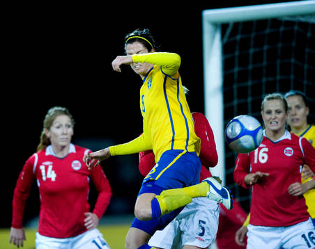 Lotta Schelin klackar och nära göra mål igen