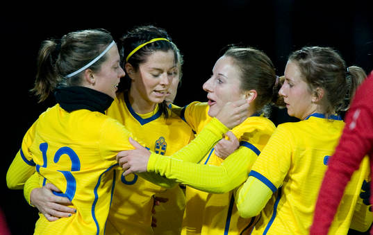 3-1, Lotta Schelin som grattas av bl.a. Antonia Göransson