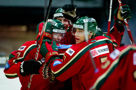 Mika Pyörälä, Frölunda kramas om, jubel